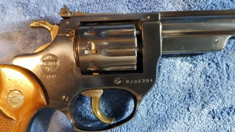 Revolver calibre 22 Astra Cadix, impecable, practicamente sin la raya del tambor que delata el uso. 6 01