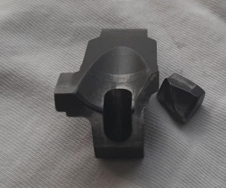 Buenas compañeros, busco la pieza llamada locking block para la beretta 92, acabo de ponerme a limpiarla 00