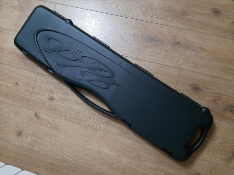 *SE VENDE:* 

Estuche rígido de plástico para *escopeta semiautomática Beretta A300 / 390/391 / A400* 02