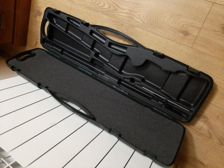 *SE VENDE:* 

Estuche rígido de plástico para *escopeta semiautomática Beretta A300 / 390/391 / A400* 00