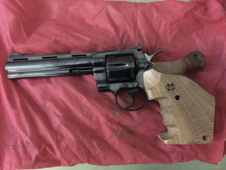 Vendo mi revolver Colt Python de 6” pulgadas con cachas Morini talla M (diestro) está en perfecto estado, 00