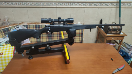 Se vende o cambia rifle de cerrojo en 700€ Watherby modelo Vanguard en calibre 300Win Mag, anillas desmontables 52