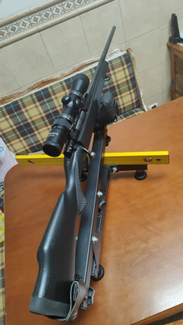 Se vende o cambia rifle de cerrojo en 700€ Watherby modelo Vanguard en calibre 300Win Mag, anillas desmontables 51