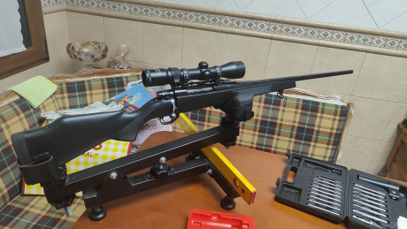 Se vende o cambia rifle de cerrojo en 700€ Watherby modelo Vanguard en calibre 300Win Mag, anillas desmontables 50