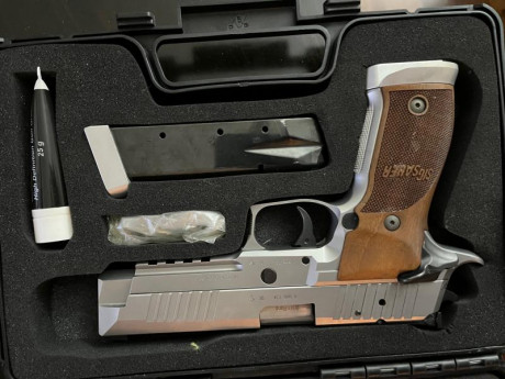 Se vende pistola Sig-Sauer, modelo X-5, como nueva.
Tiene el alza original y otra alza mas estrecha para 02
