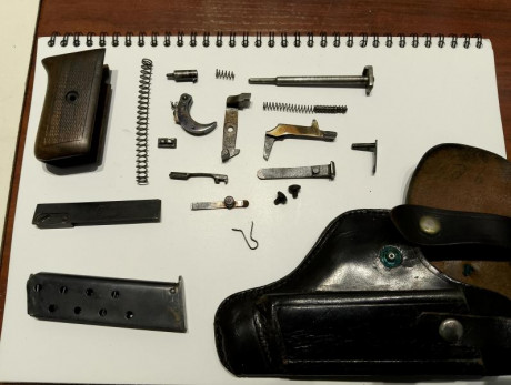 Hola a todos
Dispongo del piecerio de la pistola Máuser, mod.1910 que se puede ver en la foto. Además 00