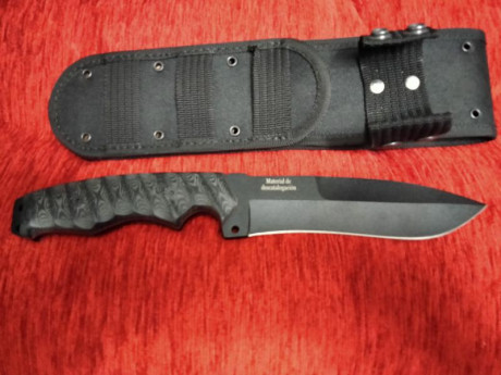 Cuchillo tactico con hoja pavonada totalmente nuevo. Tiene cachas micarta negras con separadores rojos. 02