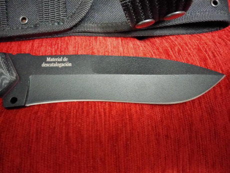 Cuchillo tactico con hoja pavonada totalmente nuevo. Tiene cachas micarta negras con separadores rojos. 01