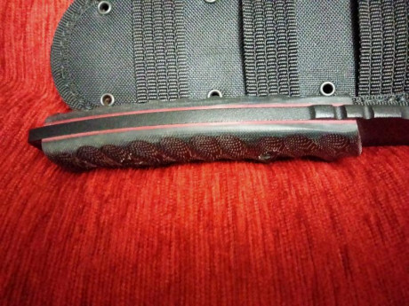 Cuchillo tactico con hoja pavonada totalmente nuevo. Tiene cachas micarta negras con separadores rojos. 00