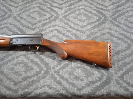 Un amigo vende una Browning FN auto5 es calibre 20/70, báscula de acero, cañón de 71cm, choke ++ (***), 01