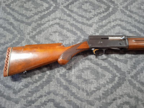 Un amigo vende una Browning FN auto5 es calibre 20/70, báscula de acero, cañón de 71cm, choke ++ (***), 11