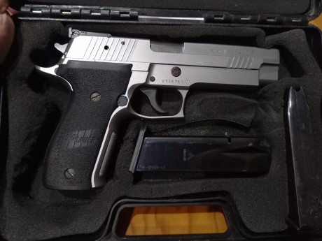 Se vende Sig-Sauer 226 calibre 9mm con 2 cargadores y equipo para IPSC cinturon, 2 porta cargadores y 02