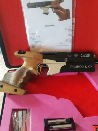 Hola , un amigo vende esta pistola Morini CM 22 M . Tiene contrapeso  , es del calibre 22  , y la vende 00