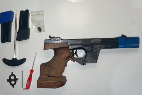 Vendo mi Walther GSP Expert del 32 guiada en F, con dos cargadores y lo que se muestra en las fotos.
El 01
