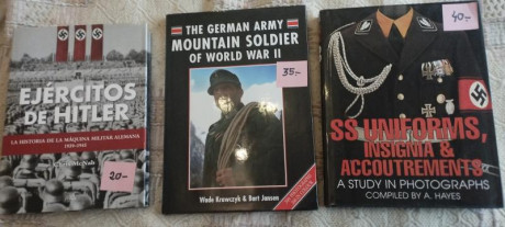 Vendo Libros uniformes alemanes WW2 , en Español, inglés y alemán,seminuevos, desde 20€ interesados más 140