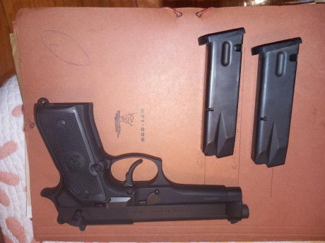 Se vende Beretta 92 FS en excelente estado, no llegó a disparar 200 tiros, con dos cargadores y maletín 00