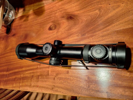 Un buen amigo, pone a la venta este visor, zeiss V8 1,8-14X50, con torreta balistica, montura apel , para 01