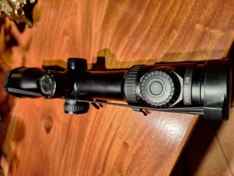 Un buen amigo, pone a la venta este visor, zeiss V8 1,8-14X50, con torreta balistica, montura apel , para 00