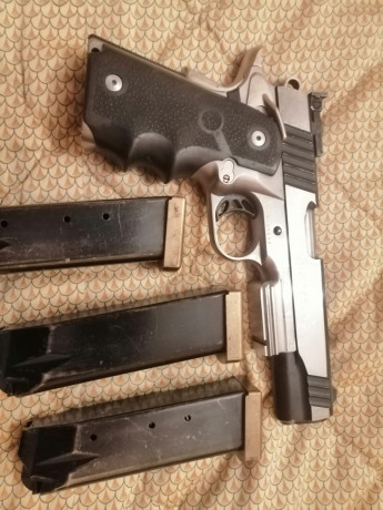 Buenos días, un compañero del club vende dos armas.
Una Para Ordenance .45 ACP con 4 cargadores 1.500 01