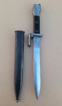 Lo dicho compañeros voy a vender varias bayonetas.

Solo queda esta,

 Bélgica bayoneta FN-Fal tipo A. 01