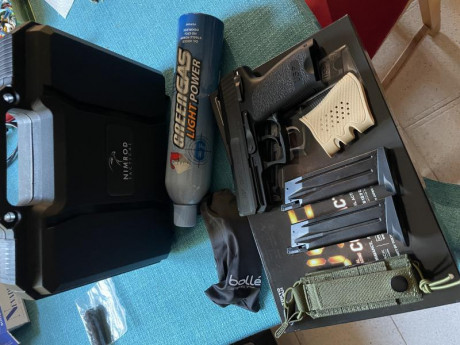 Pues eso , Tokyo Marui USP compact con cargador extra , gas , bolas , maletin , grip , gafas y funda mole 01