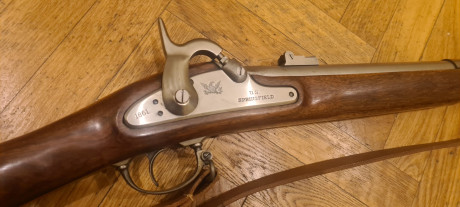 APALABRADO      Vendo Sprinfield de euroarms con pocos tiros, 3 rayas,  madera con veta clara y oscura. 02