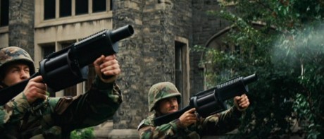 Compañeros,

En vista de las ganas de algunos (Elcafe, Wilcow, Vrakk, etc) por adivinar armas de películas 100