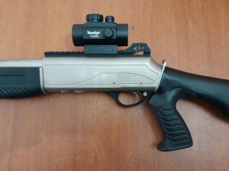 Vendo escopeta HATSAN Marine, calibre 12, con cañón de 50 cms y todos los accesorios que se ven en la 10