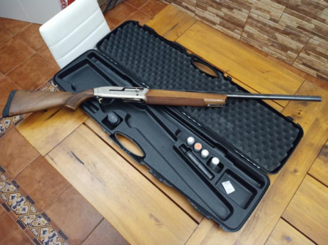 Se vende Browning Maxus Hunter calibre 12 muy cuidada, se puede ver que está impecable. Báscula de titanio. 02