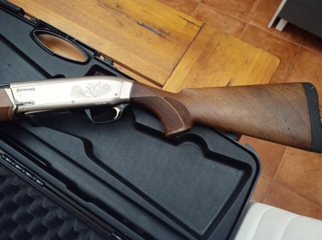 Se vende Browning Maxus Hunter calibre 12 muy cuidada, se puede ver que está impecable. Báscula de titanio. 01
