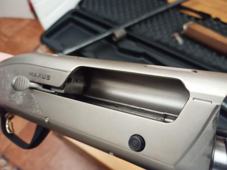 Se vende Browning Maxus Hunter calibre 12 muy cuidada, se puede ver que está impecable. Báscula de titanio. 00