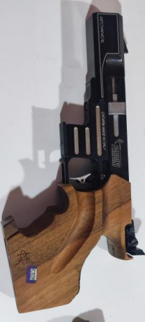 Vendo pistola pardini calibre 22 lr mod rapid fire y carro del 32 sw long  la pistola es del 2015 la entrego 00