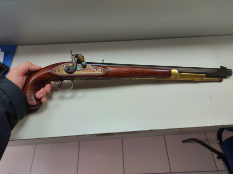 Buenas compañeros,
Mi colega del club pone esta maravilla a la venta. Cañon de 55cm y calibre 45. Una 02