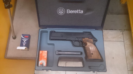 Tengo un compañero que ha decidido deshacerse de una Beretta 89 standard y un revolver Astra del 22 . 02