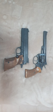 Tengo un compañero que ha decidido deshacerse de una Beretta 89 standard y un revolver Astra del 22 . 01