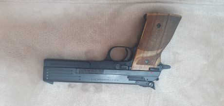 Tengo un compañero que ha decidido deshacerse de una Beretta 89 standard y un revolver Astra del 22 . 00