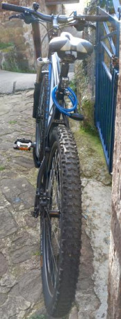 Bicicleta de montaña Minali, cuadro aluminio,cambios shimano deore , frenos de disco shimano , suspensión 21