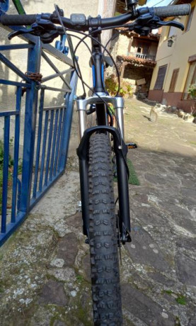 Bicicleta de montaña Minali, cuadro aluminio,cambios shimano deore , frenos de disco shimano , suspensión 20