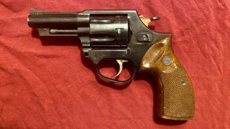 Vendo revolver Astra Police calibre 38 de 3 pulgadas. Guiado en F. Se puede ver y probar en Barcelona. 00