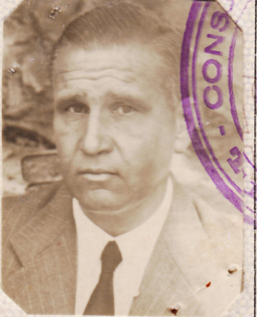  EN RECUERDO Y HOMENAJE A LOS QUE YA NO ESTÁN. 

Si pones en  GOOGLE    PASAPORTES EN LA MEMORIA   da 60