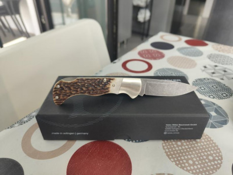 VENDIDA.

Se vende navaja boker Hunter ciervo, nueva con su caja.
Acero 440c stone wash.
Largo de hoja 00