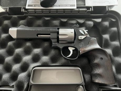 Vendo Revolver Smith & Wesson Performance Center 357 Magnum, titanio ocho tiros, impecable, casi sin 02