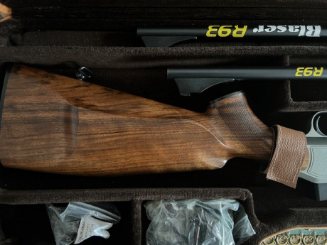     Se vende Blaser R 93 de Calibre 6,5x55 y otro cañón del 22 lr. (muy difícil de conseguir el cañón 01