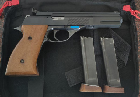 SE VENDE PISTOA ASTRA DEL CALIBRE 22 MARCA TS22 CON 2 CARGADORES Y CACHAS ANATOMICAS ADEMAS DE LAS DE 02