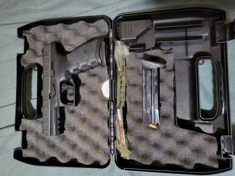 Vendo Beretta Apx 9mm nueva  nueva sin estrenar no ha disparado  guiada en F con su caja varilla limpieza 02