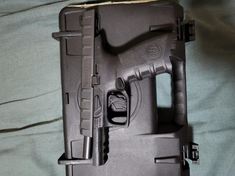 Vendo Beretta Apx 9mm nueva  nueva sin estrenar no ha disparado  guiada en F con su caja varilla limpieza 01