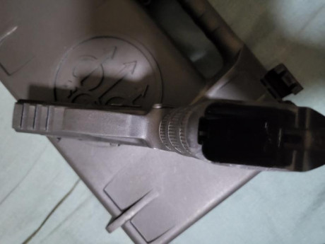 Vendo Beretta Apx 9mm nueva  nueva sin estrenar no ha disparado  guiada en F con su caja varilla limpieza 00