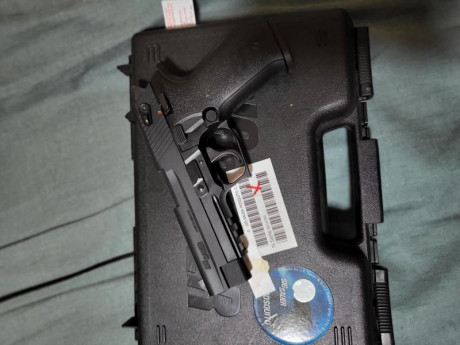 Vendo Sig sauer mosquito cal 22lr de 2023 con su caja y dos cargadores esta nueva solo disparado en dos 01