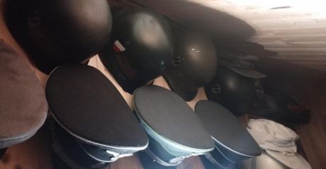 Vendo réplicas cascos y gorras alemanas segunda guerra mundial, precio por unidad gorras plato 45€, cascos 00