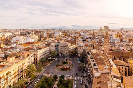 Buenas tardes, soy de Valencia, espero aprender muchas cosas de vosotros, un saludo para todos 20
